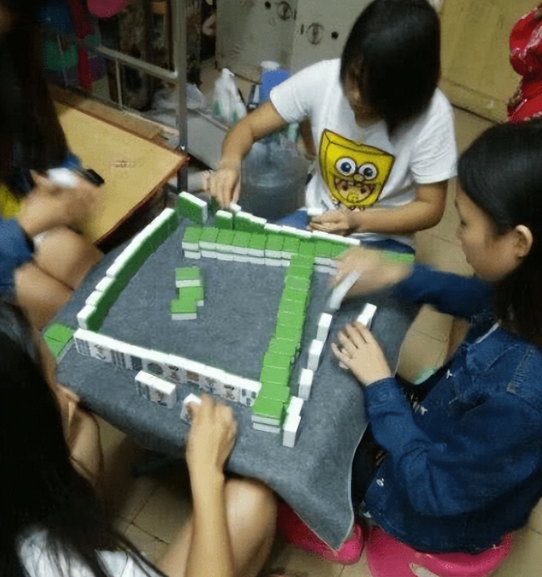 大学老师查寝就像开盲盒，违禁品层出不穷，男生寝室还有“水床”