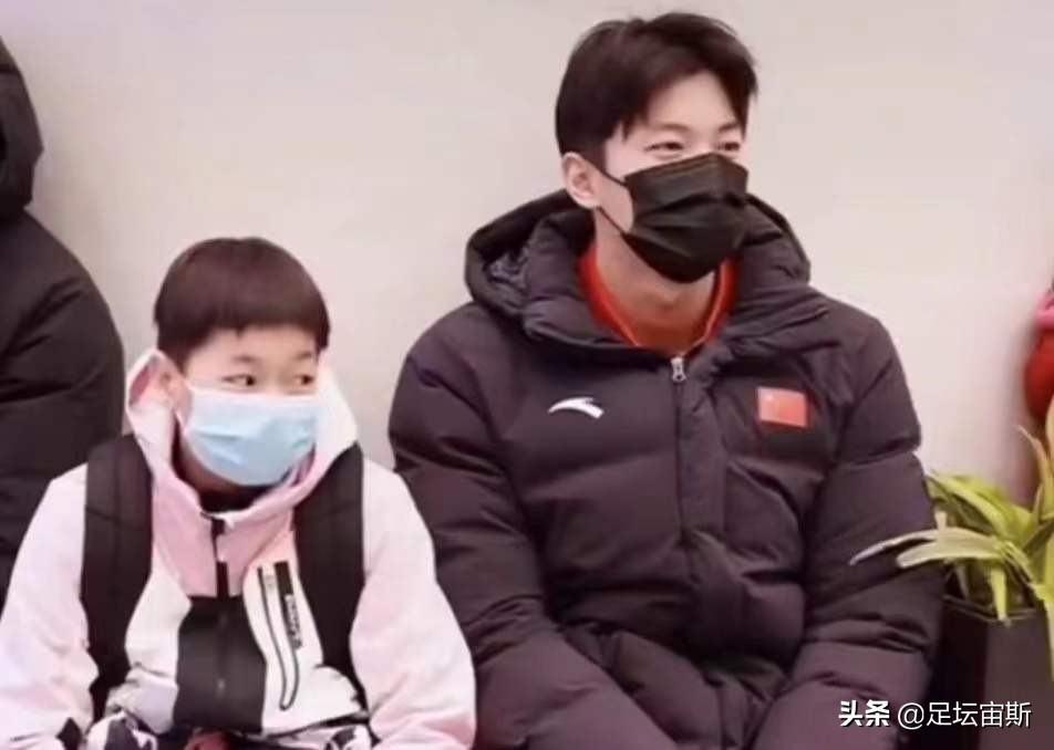 全红婵今日出征西亚，亮相机场又变样，锅盖刘海抢镜，与汪顺对视