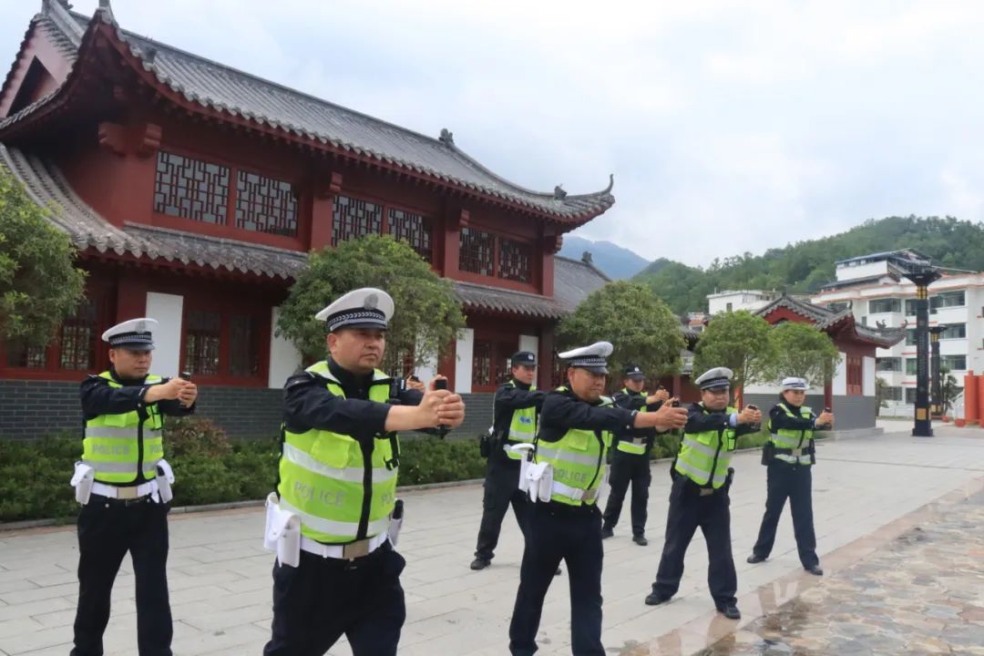 学技能 强本领 保平安——康县公安交警组织开展单警装备使用教学暨执法规范化培训