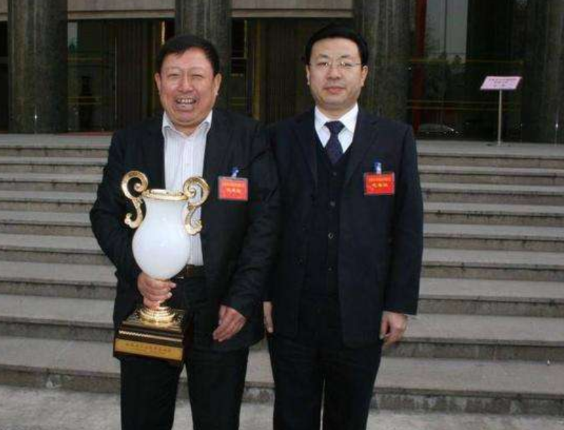 陕西前首富落马记，靠豆腐发家，十年买8个煤矿，送村民60套别墅