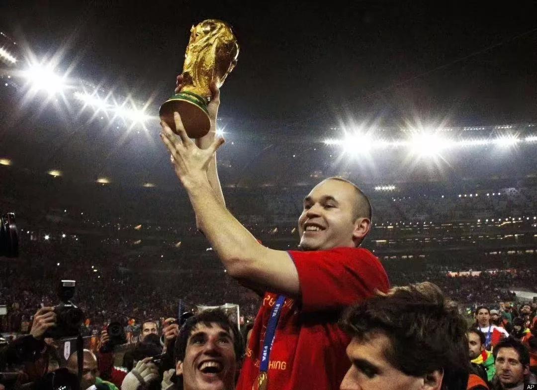 足球世界杯西班牙夺冠回国视频(2008～2012年三冠时期的西班牙队夺冠全过程)