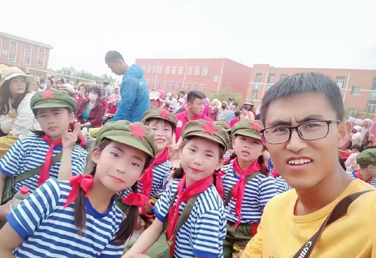 宁夏小伙回乡参与家乡建设，助力16岁不识字少年重回校园