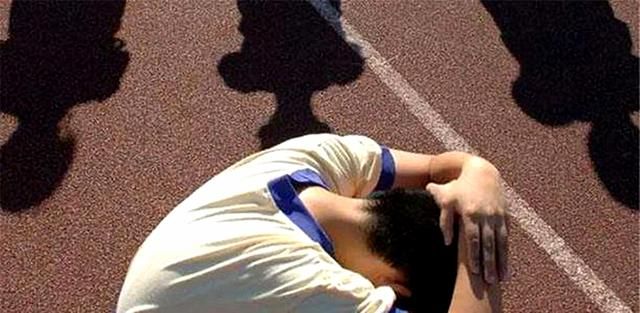 20岁大学生不堪折磨，当着妈妈的面跳楼身亡，校园霸凌太可恶了