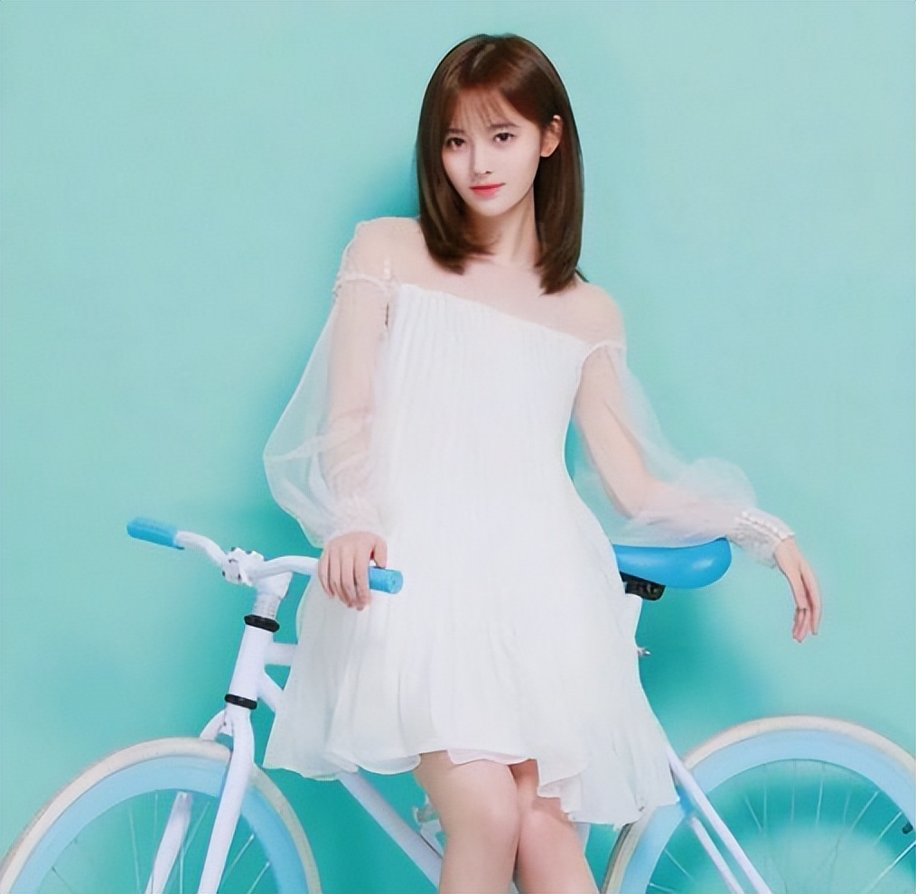 蓝色系的鞠婧祎