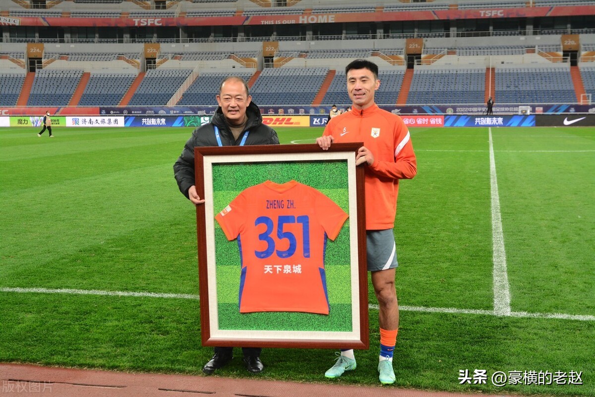 為什么nba球衣有黑布條</h2>

<p>　　聯(lián)賽最早用號碼是1928年，在英格蘭First Divsion 、聯(lián)賽里Chelsea vs Arsenal 開始試用的，后來很多球隊逐漸采用這個習(xí)俗。傳統(tǒng)足球是沒有替換球員的，所以教練列出隊員清單的那1 - 11號就是會上場的11人，傳統(tǒng)足球習(xí)慣從「后面」開始列清單，先列守門員，再列后衛(wèi)、中場、前鋒球員。</p>

<p>　　但在世界杯上第一次球衣有號碼是在1950年的巴西世界杯上。</p>

<p>　　<img alt=