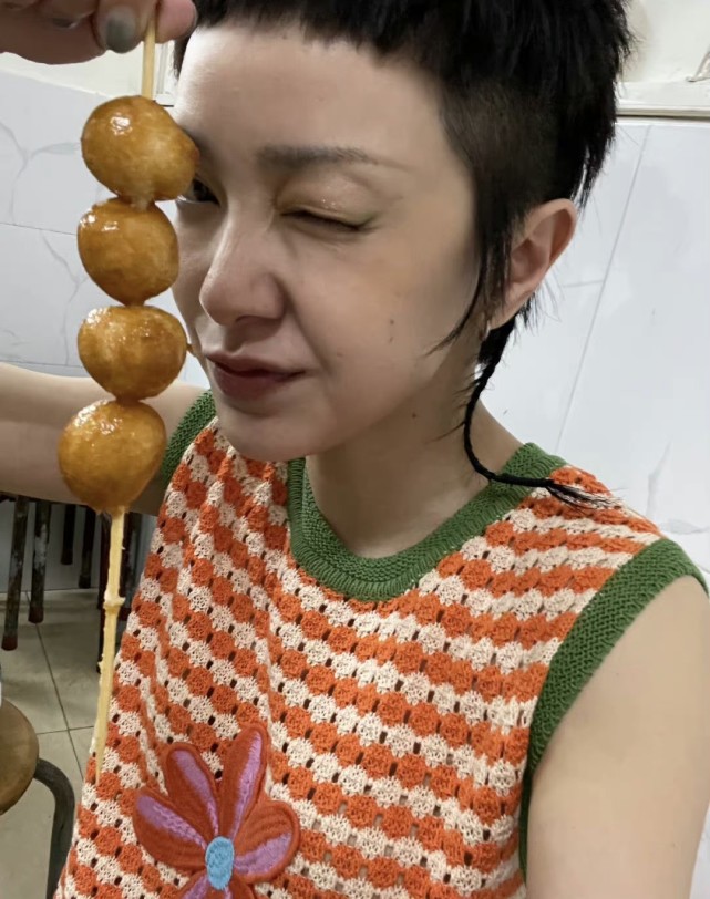 郭采洁一改往日滤镜脸，脸油还开原相机，实力证明真实比颜值重要