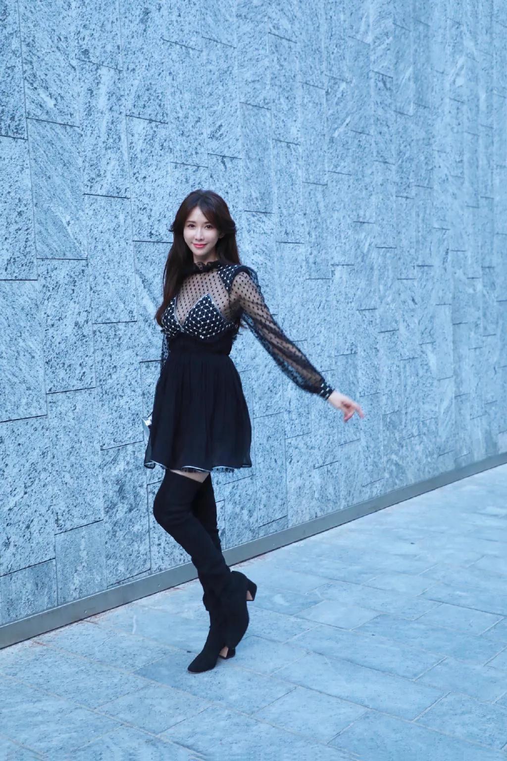 林志玲还是这么喜欢“扮嫩”，穿黑色束腰波点连衣裙秀好身材