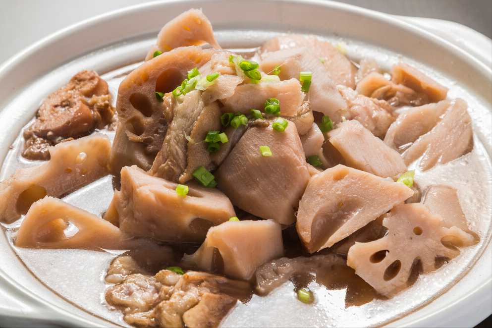 5,加入莲藕后,然后炖肉30分钟,大概就是这样,我已经闻到一股浓烈的