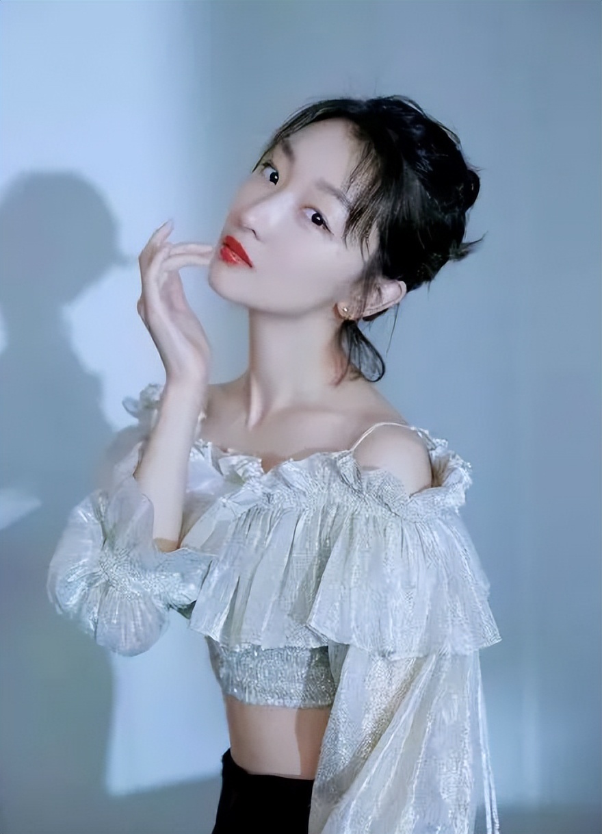 闫妮的“大妈味”、赵丽颖的“土气”，这8位女星，如今判若两人