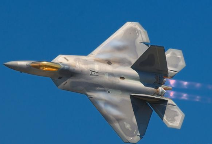 战机排名(美媒公布2021年世界十大最强战机，F-35排第二，苏-57力压歼-20)