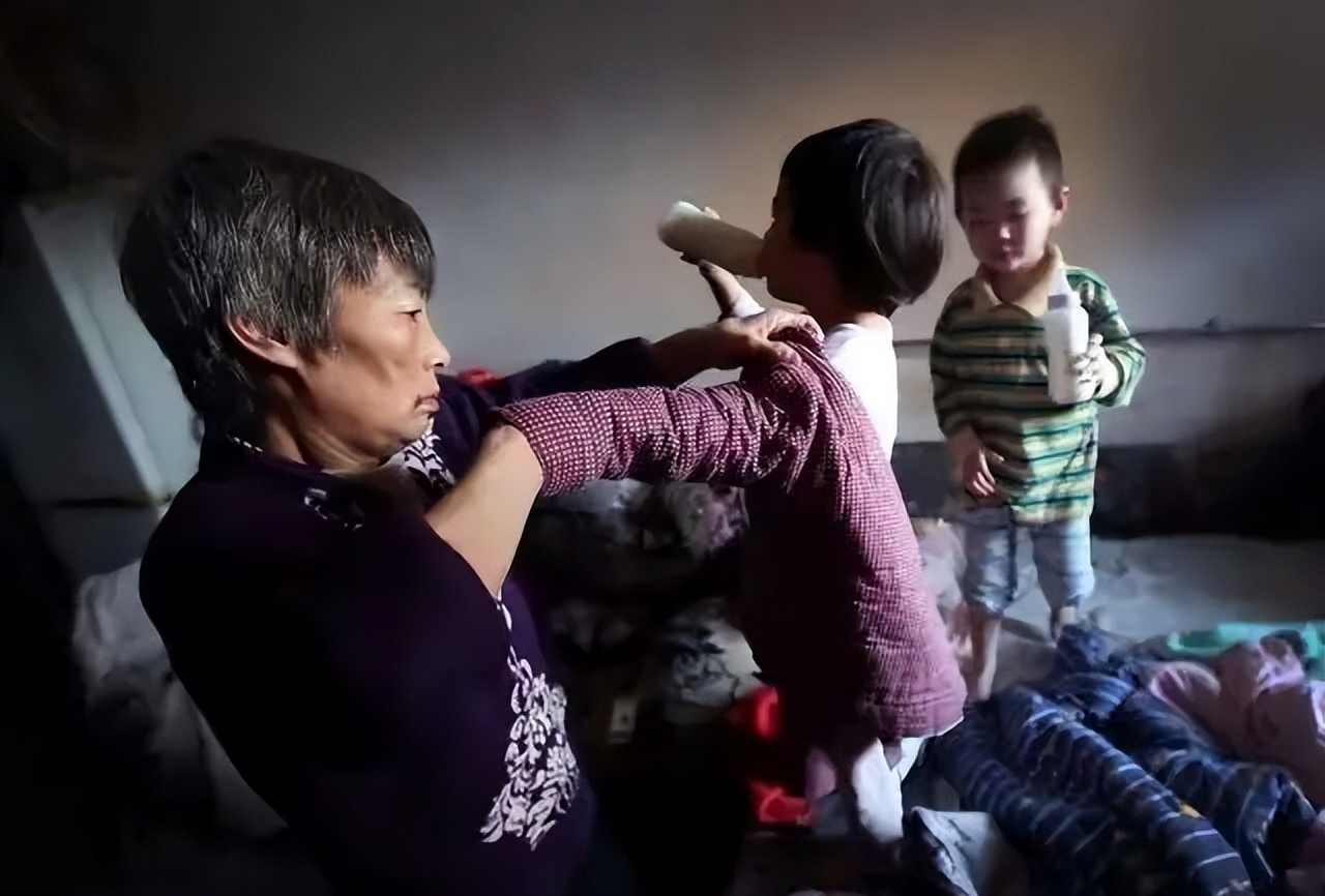 2010年36岁儿子不结婚，56岁母亲为传宗接代，直接自己生下双胞胎