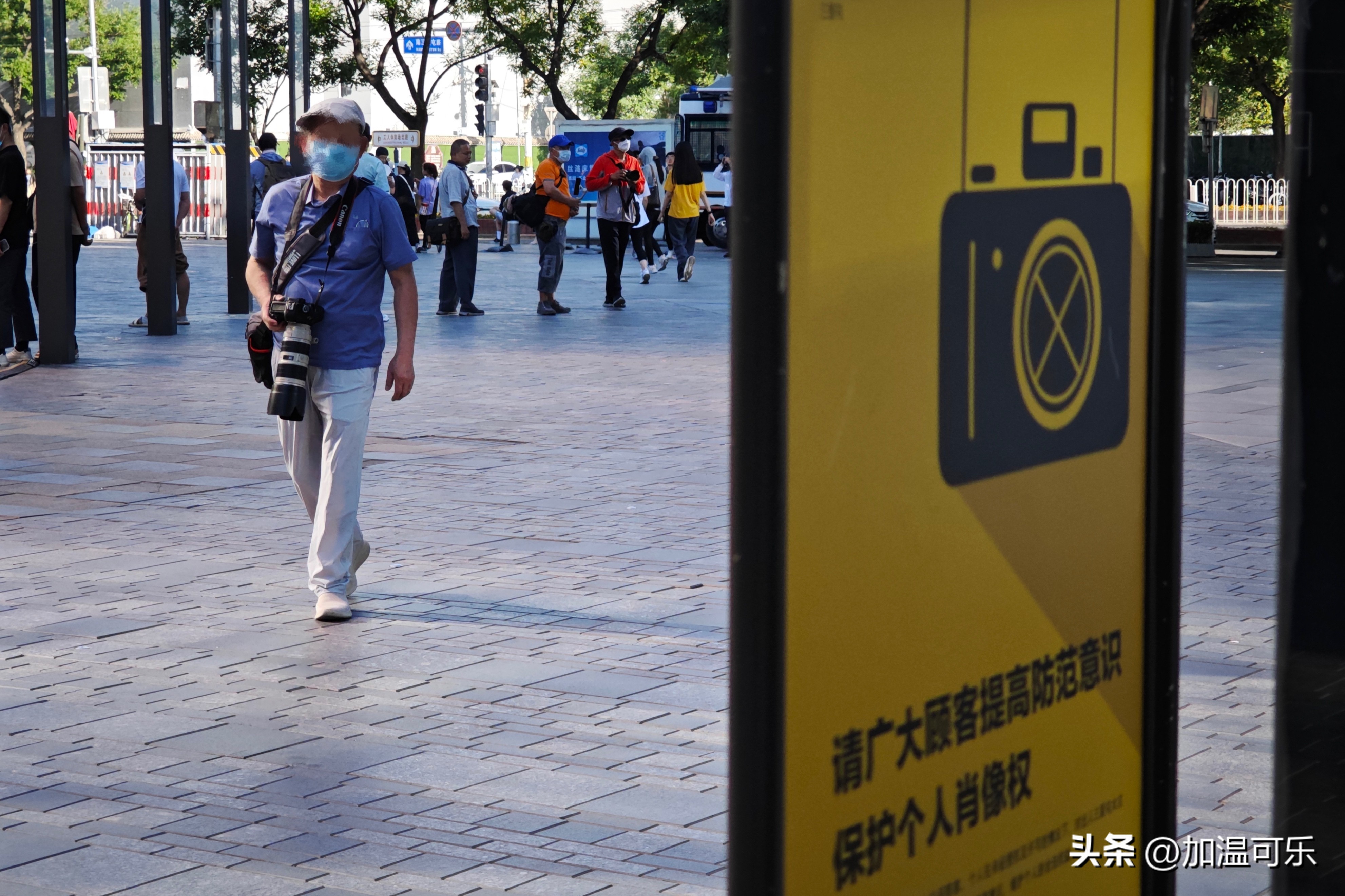北京太古里街拍依旧 有人为拍照追着跑