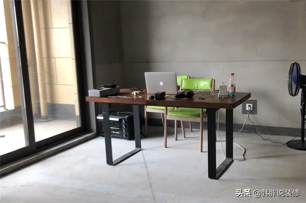 95后小夫妻，为了省钱直接住毛坯房，“家徒四壁”反而更温馨舒适