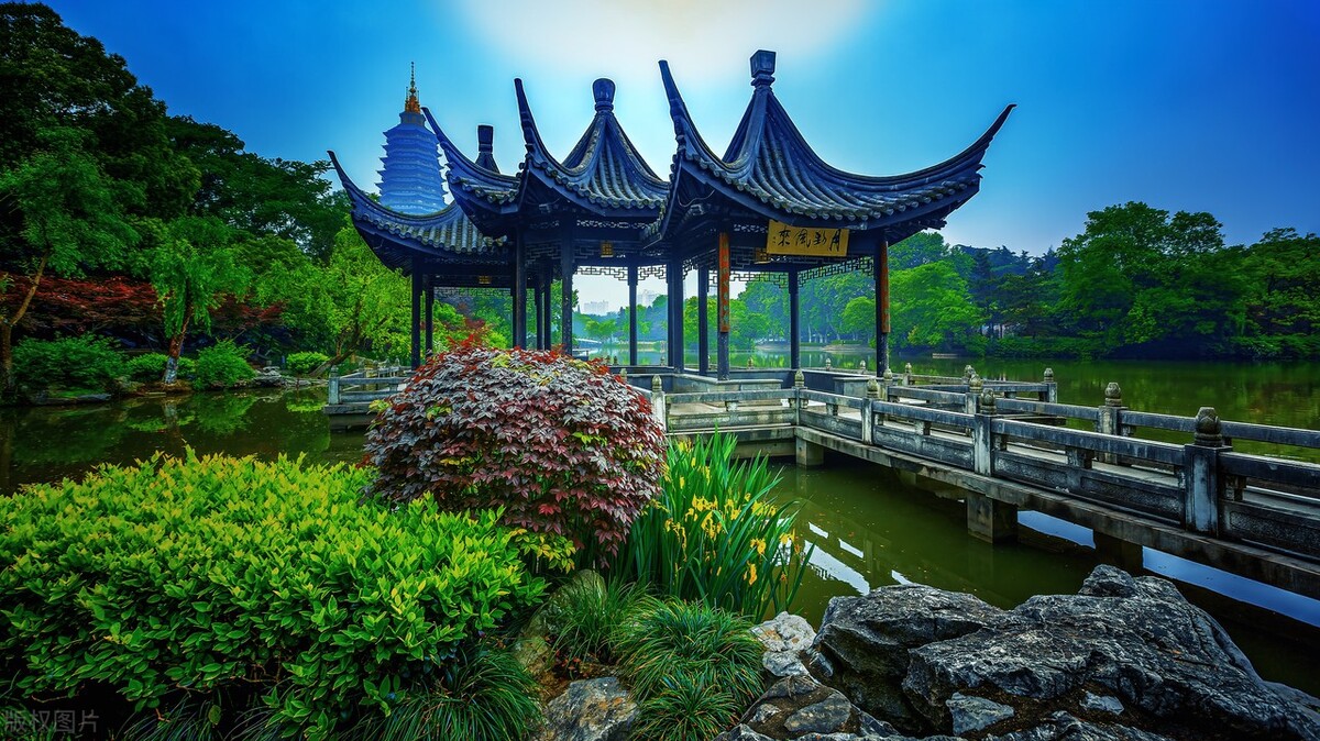 具有江南水乡特色的红梅公园,是常州的第一园林,位于常州市天宁区丹青