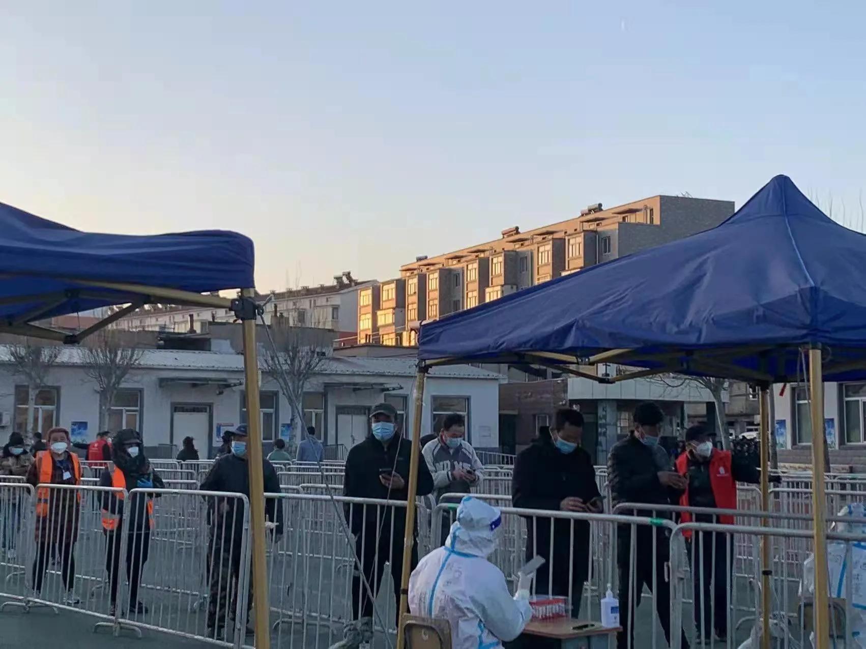 今晨，沈阳和平有序开展第六轮全员核酸检测
