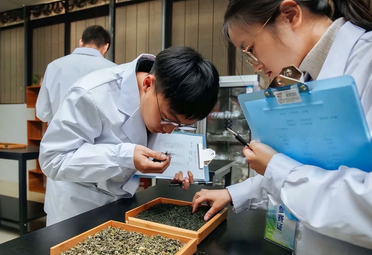 4所高校的校名朴实无华，却深受中国烟草青睐，毕业后薪酬也可观