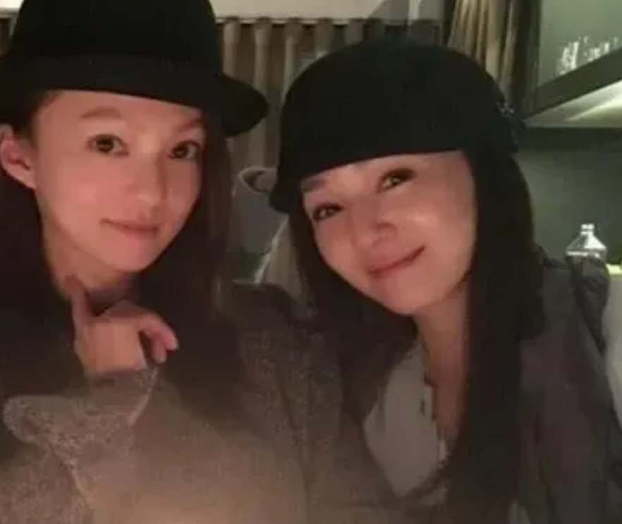 张韶涵为妹妹庆生，差1岁却长得像双胞胎，万梓良前妻携女儿现身