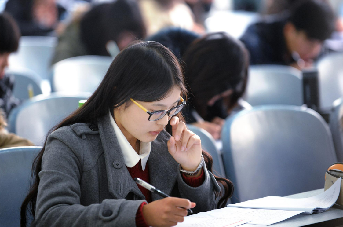 大学应届生“自带优势”，工作就业领先往届生不少，真叫人羡慕