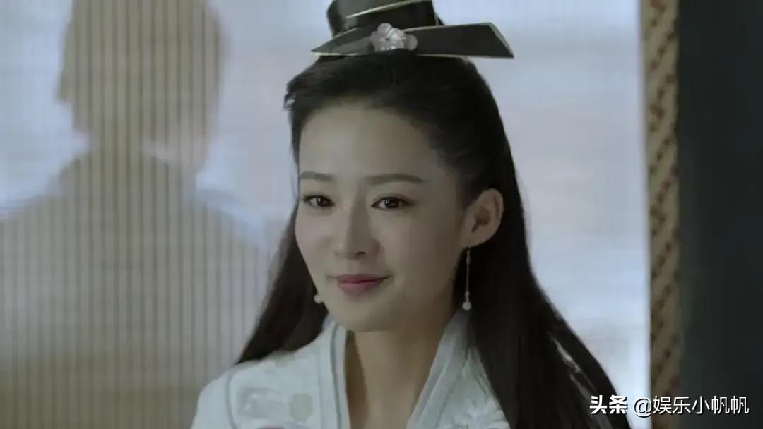 李沁宣传新剧玩出了新花样儿，海风海浪齐上阵，还光着脚丫子踩水