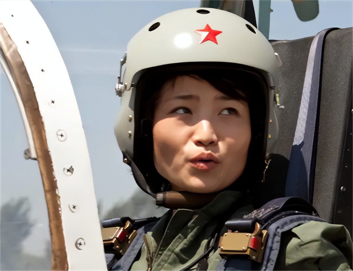 2016年首批歼击机女飞行员余旭，跳伞时因撞到僚机副翼，不幸牺牲