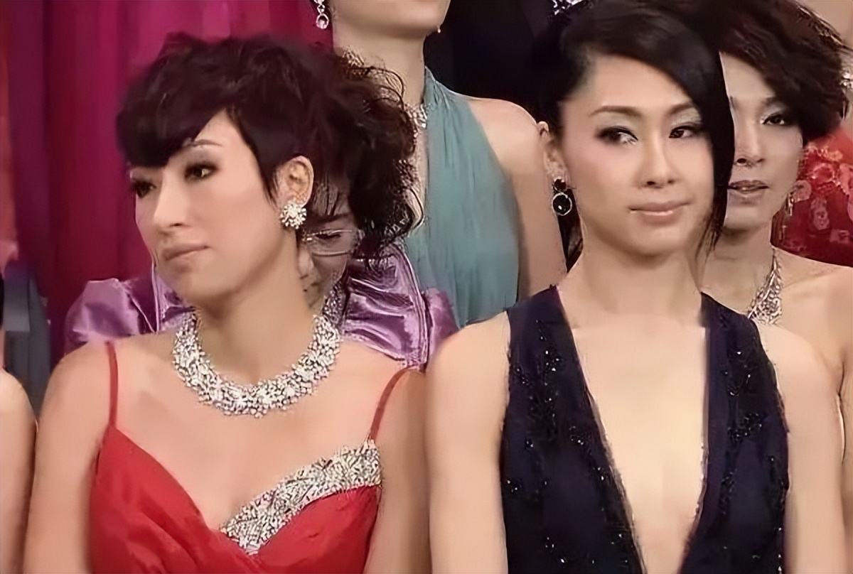 娱乐圈最精彩的戏，都在明星的微表情里，那信息量太大，我不能笑