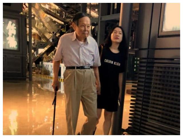 翁帆杨振宁喜得千金？二人的举动说明现状，为何杨振宁被骂？