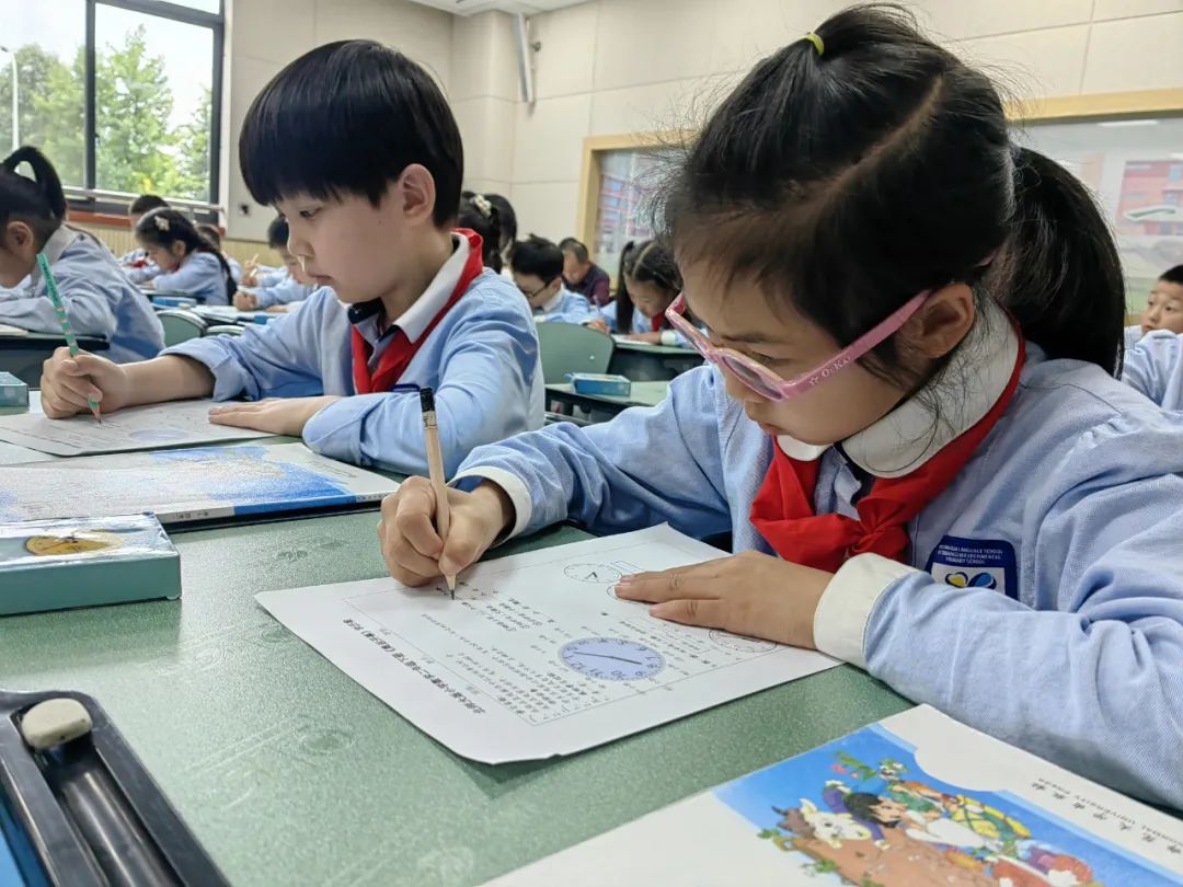 冯之刚名师工作室齐聚双流区实验小学外国语学校开展送教研讨活动