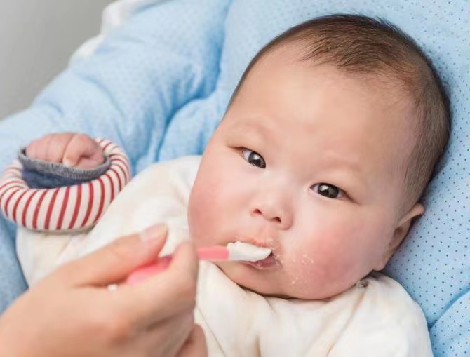 宝宝6个月后，奶奶给孩子添加辅食，娃总拉肚子，医生道出原因