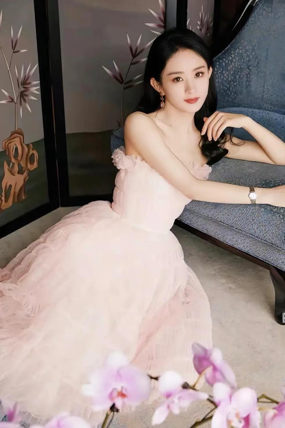 女星赵丽颖—巧笑嫣然，淡妆点缀，瓷肌红唇，漂亮的不像话