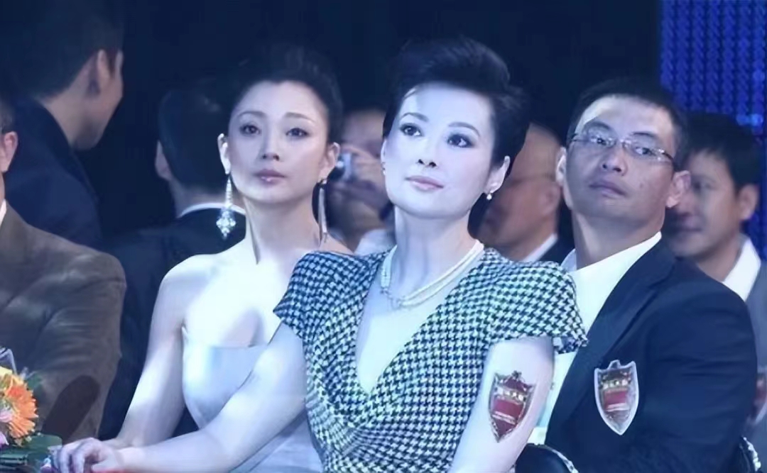 49岁的袁立与42岁的殷桃同框，两人品位都不错，但是气质差别大