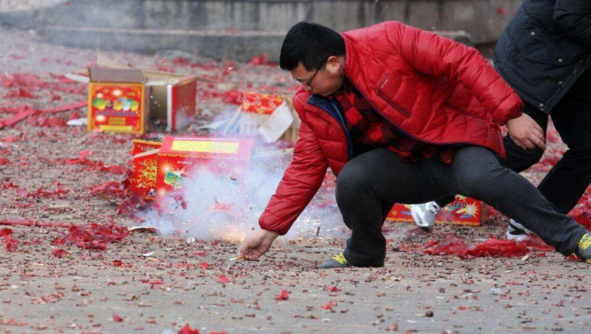 农村父母养出三个研究生,放鞭炮庆祝却遭嘲讽,无知不自知才可怕