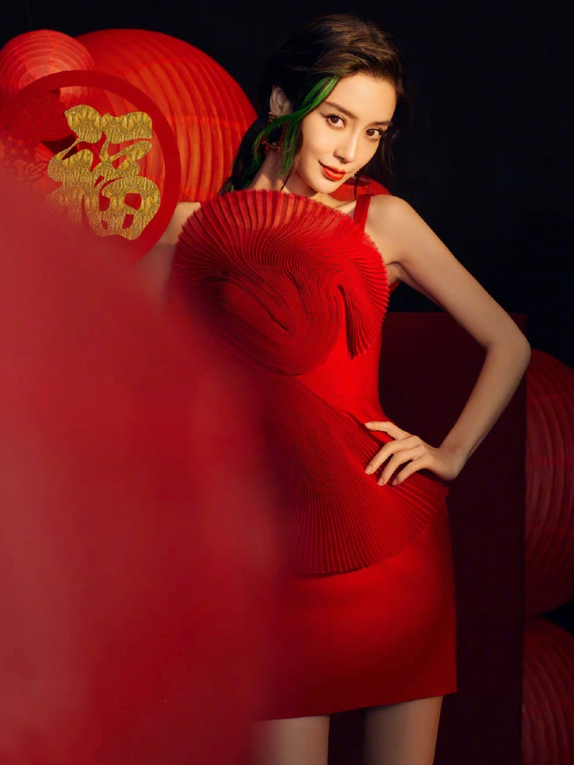 baby离婚后忙带娃,陪小海绵逛街看电影,素颜出镜黑眼圈难掩憔悴