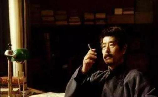 鲁迅首次到北大上课，学生们大笑不止，15分钟后教室里鸦雀无声