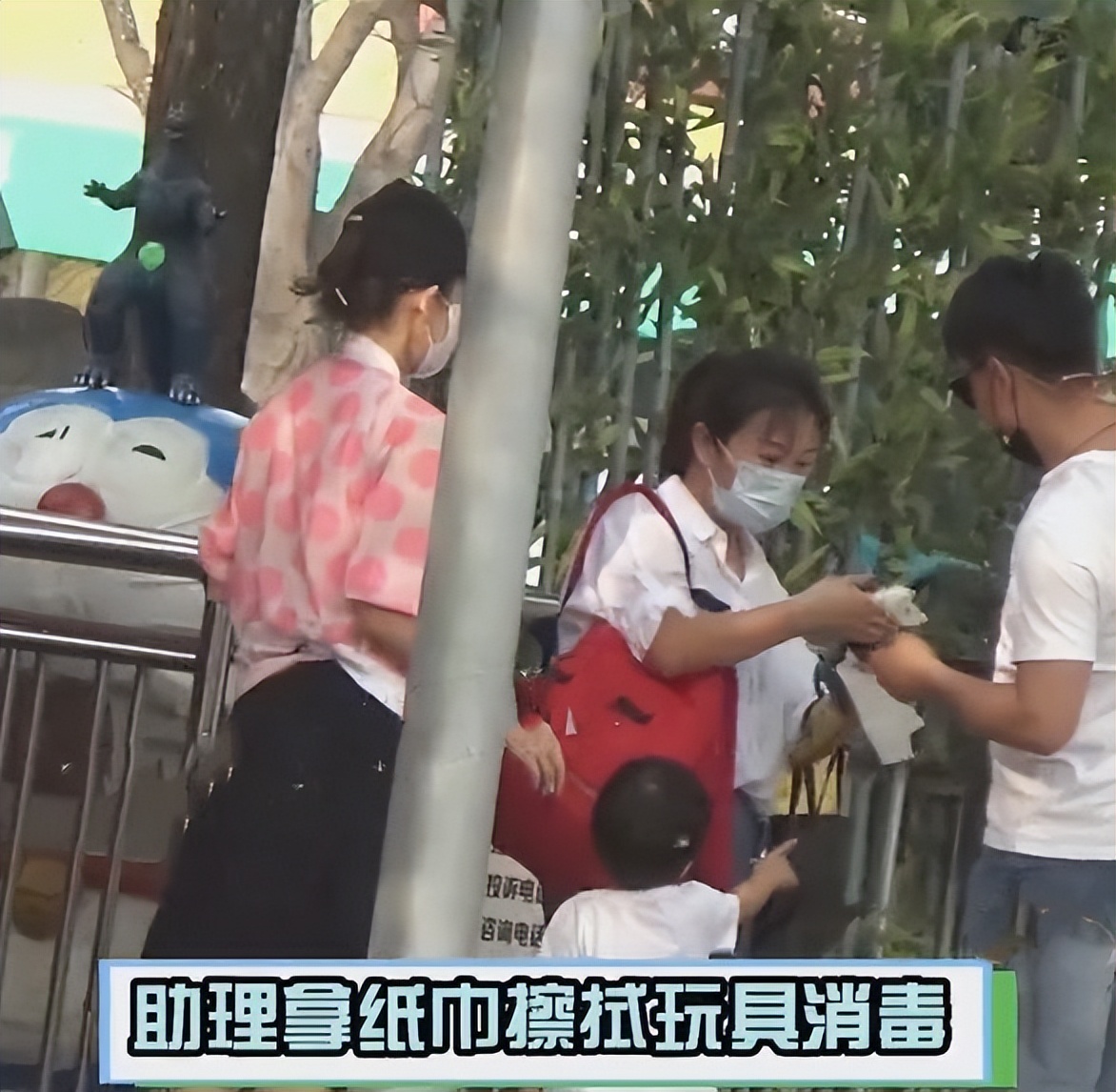 章子怡夫妇带娃逛公园！6岁女儿闹脾气哭泣，多次甩开汪峰的怀抱