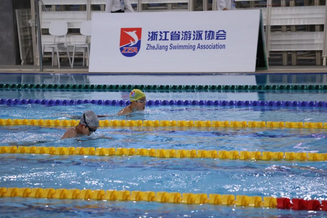 男子游泳等级标准表（业余游泳爱好者也能成大师！一级至九级，来看看你是几级？）-趣拿体育