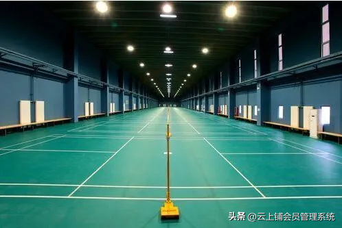 羽毛球发球可以压线吗（羽毛球单打有哪些基本规则？）-趣拿体育