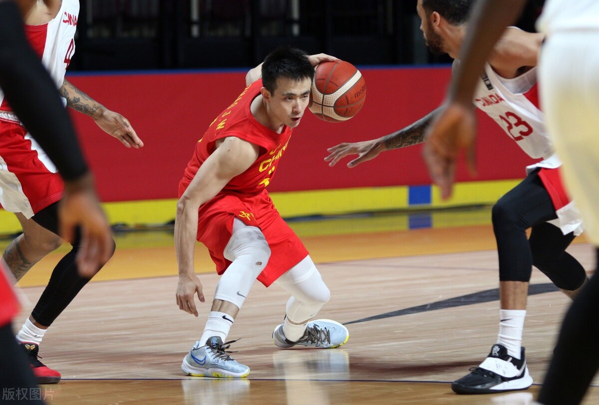打篮球的中国球员(中国男篮最强的十名球员，易建联难以抗衡姚郅，三分王李楠)