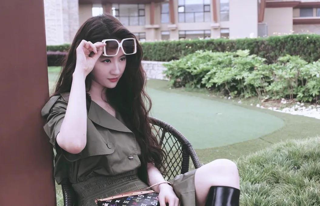 刘亦菲俏皮穿搭—别具一格，清雅脱俗，美到发光