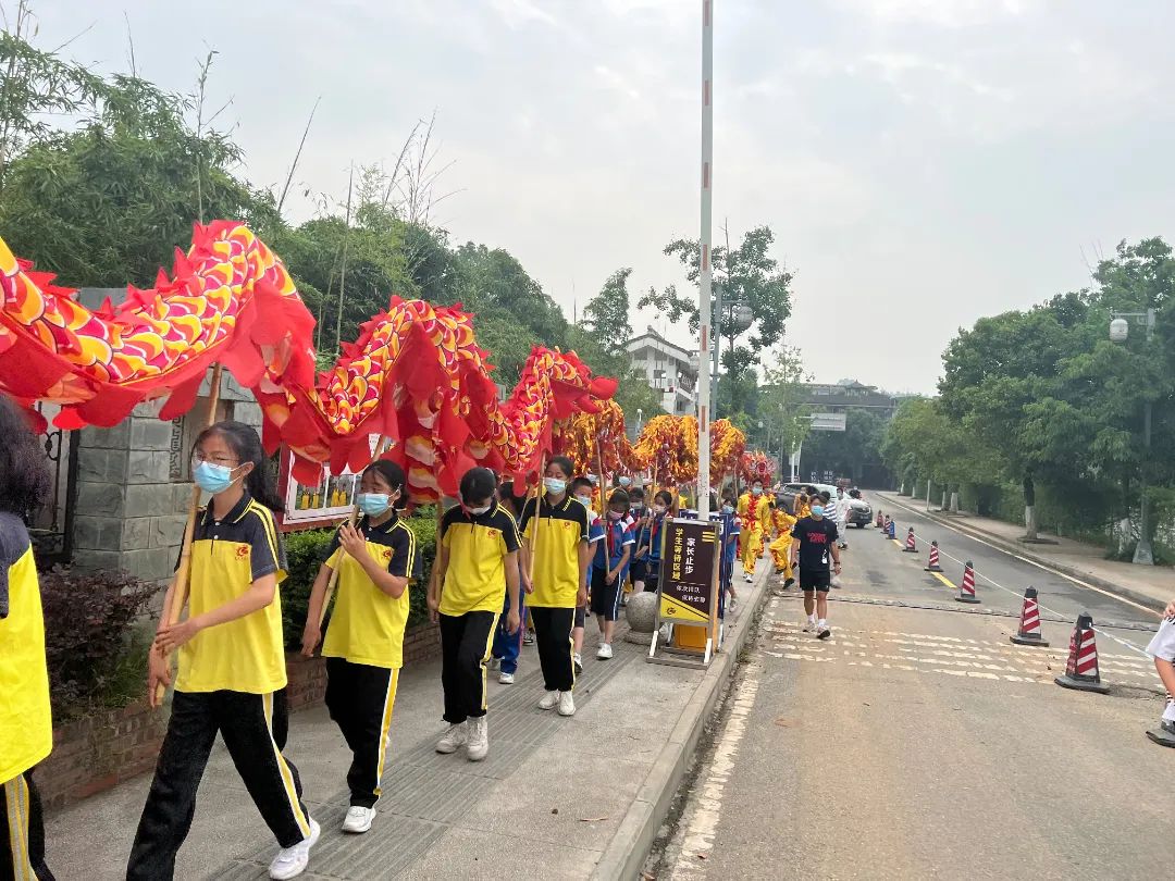 浓情端午 鼓乐龙腾——黄龙溪学校小龙队受邀参加景区文化展演活动