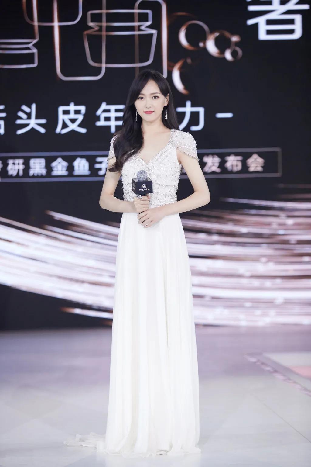 唐嫣穿镶珠礼服高贵优雅，一头长发温柔似水对镜头微笑超甜