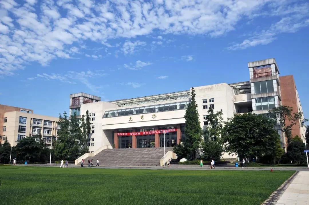 成都工业学院郫都校区甲工楼学校现有全日制在校生约2万人,设有二级院
