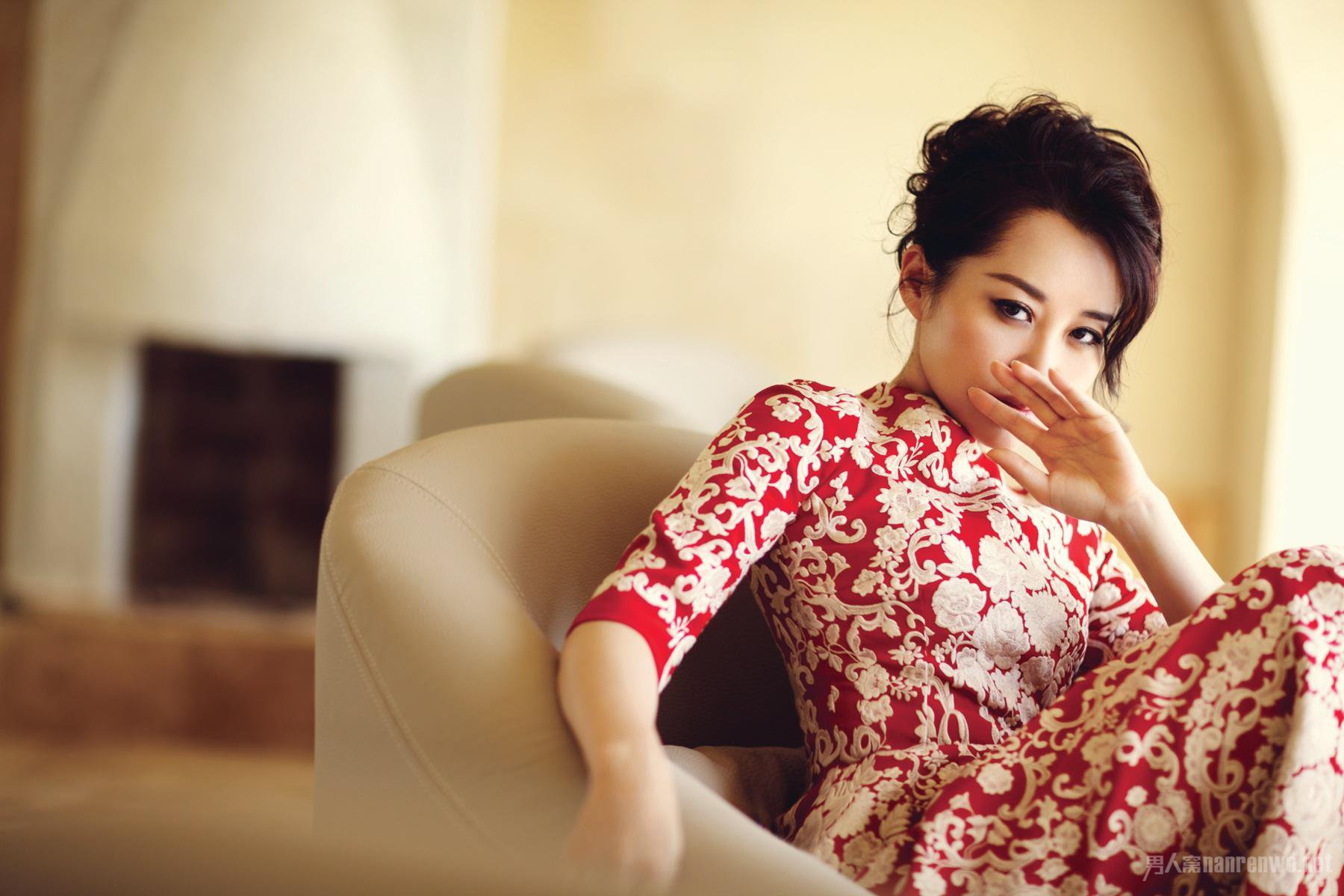 "魅力不减"许晴:靠商业大佬再度翻红,五十岁还能迷倒无数男人