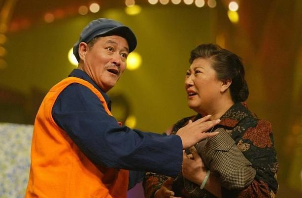 "小品王"赵本山: 21次登春晚,东北无人敢惹,原来背靠三大贵人