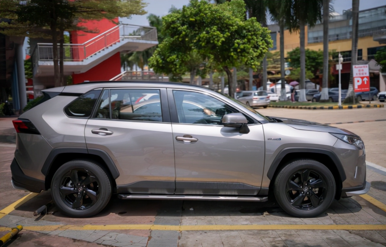丰田RAV4荣放真实油耗被晒，车主坦言：让你一路荣光