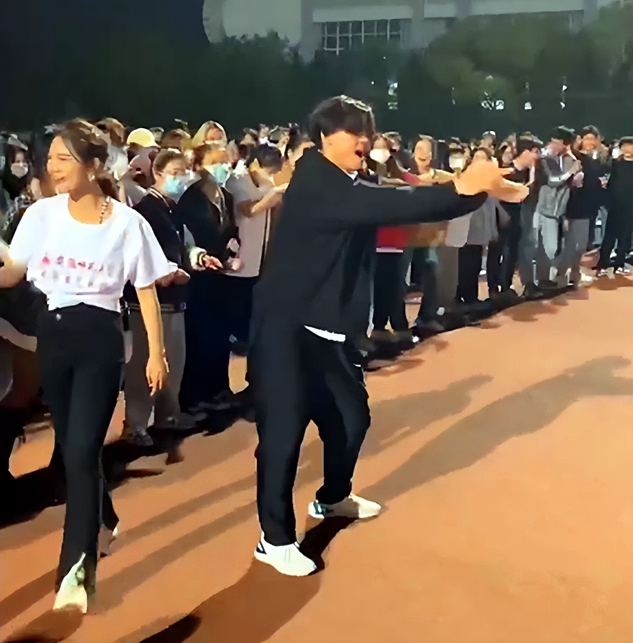 安师大“白衣小姐姐”火了，带领同学跳广场舞，却出现质疑的声音