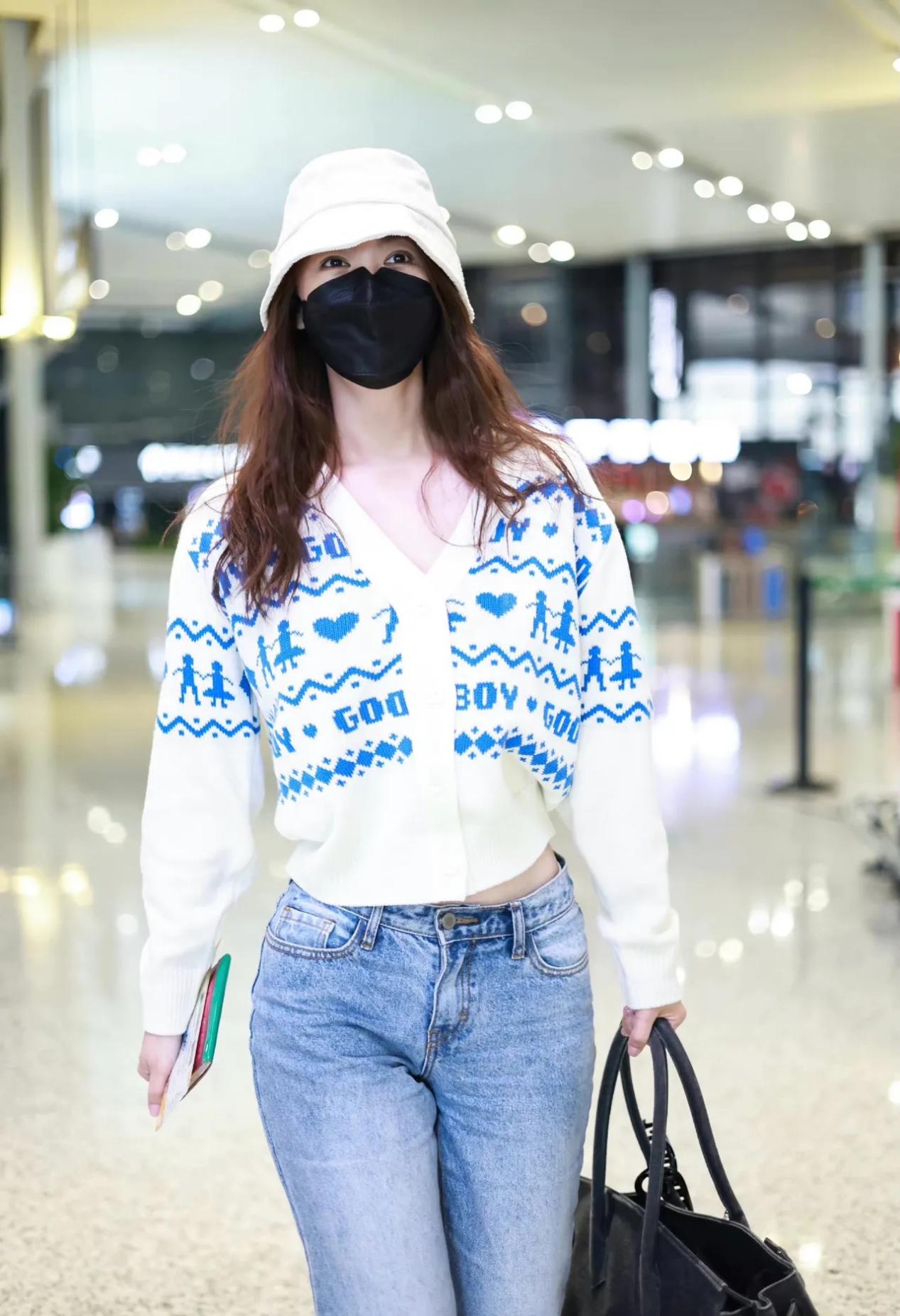 柯基臀的李菲儿身材真好,针织开衫配牛仔裤秀细腰长腿,高级吸睛