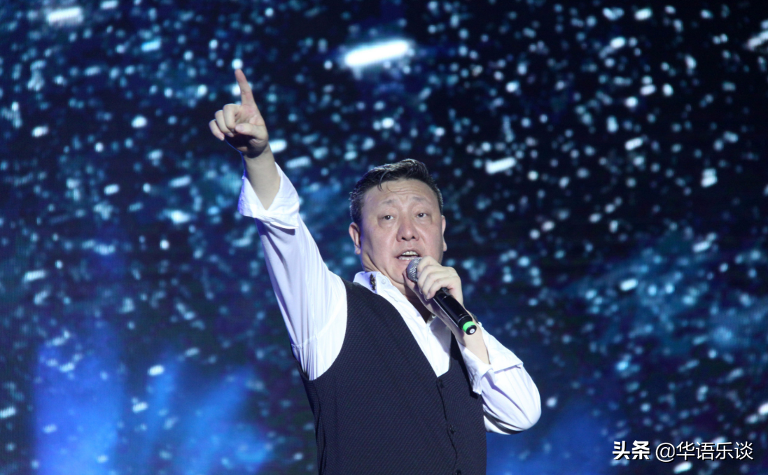 但风格还是稍有不同的:屠洪刚唱出的是英雄气,韩磊唱出的是帝王声