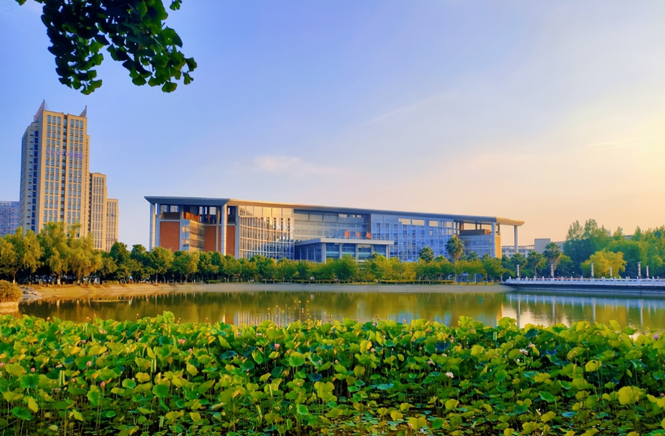 穷学术浩瀚，育时代英才！西南政法大学：法学黄埔，声传天下！