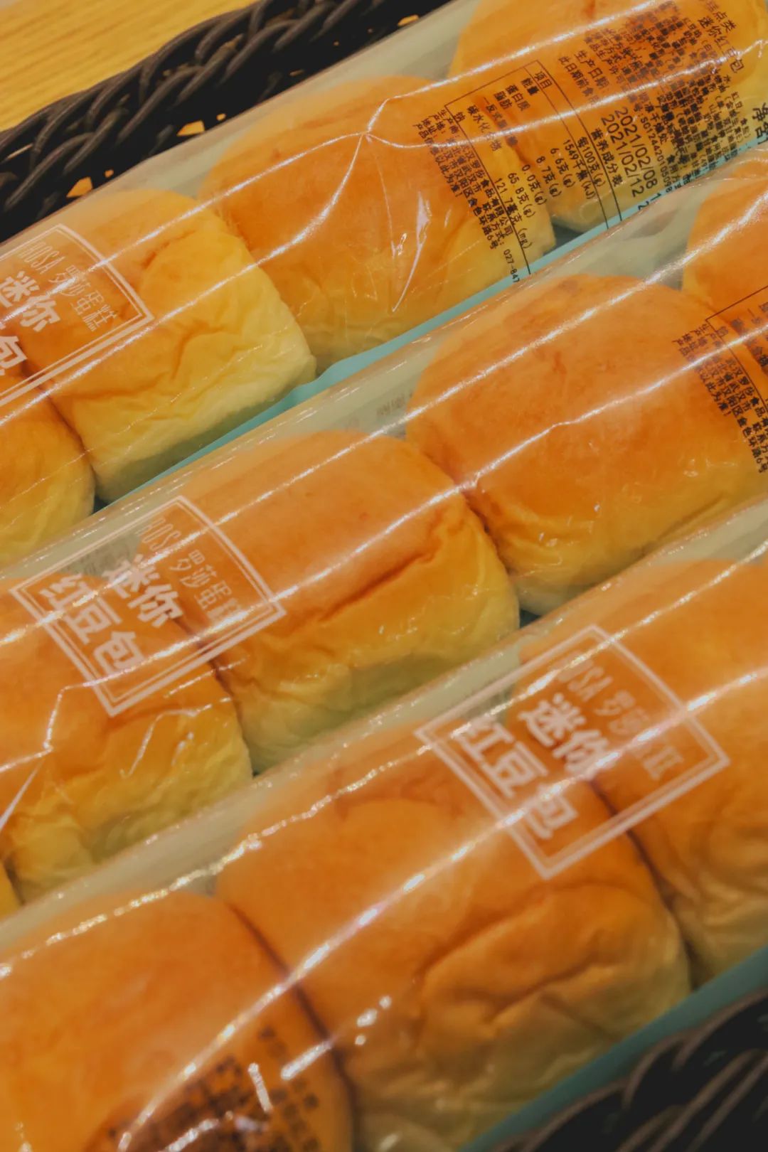 原来大家都爱吃的几款经典品种:菠萝面包,毛毛虫,沙律包仍然在售卖,近