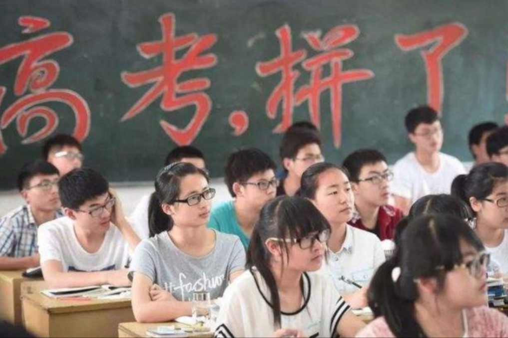 高考当天为啥不让穿校服，是防作弊还是什么原因？老师说出实话